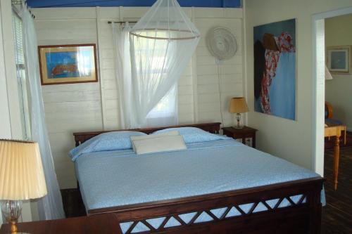 Five Islands Village的住宿－Breeze Cottage，一间卧室配有一张床,上面有一本书