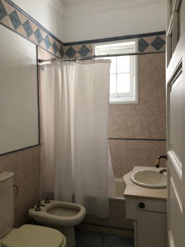 y baño con aseo y lavamanos. en Antiguo departamento con excelente ubicación en Buenos Aires