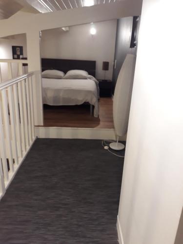 瑪歌的住宿－STUDIO INDEPENDENT，一间卧室设有一张床,楼梯通往一个床的面积