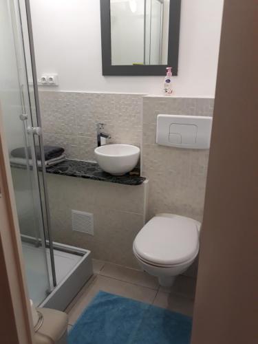 La petite salle de bains est pourvue de toilettes et d'un lavabo. dans l'établissement STUDIO INDEPENDENT, à Margaux
