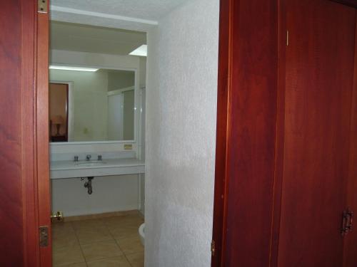a bathroom with a sink and a mirror at Hotel Posada Arcos in San Juan de los Lagos