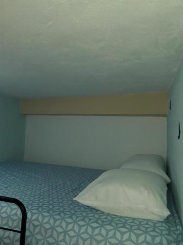 Un dormitorio con una cama con almohadas blancas. en Tony'd Studio, en Puerto Vallarta