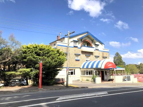 een gebouw op de hoek van een straat bij The Clarendon Motel Katoomba in Katoomba