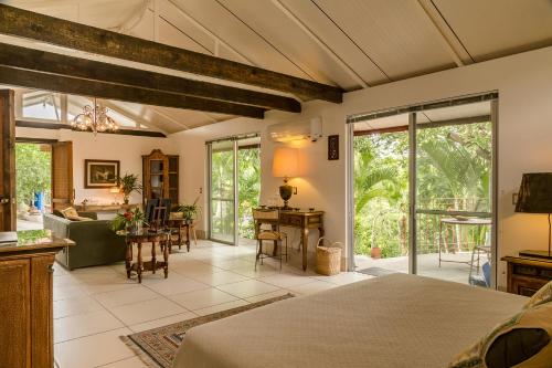 a living room with a bed and a dining room at CASA CHU in Xochitepec