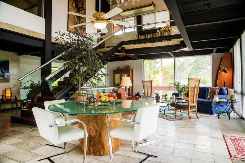 a living room with a table with a bowl of fruit on it at CASA CHU in Xochitepec