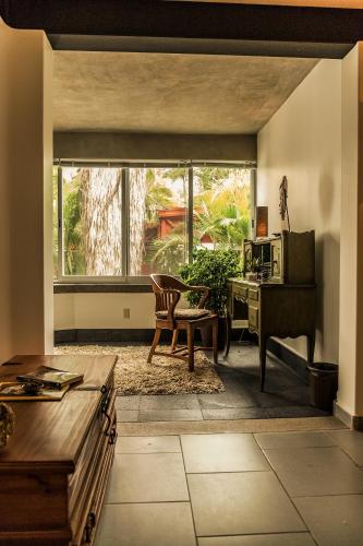a living room with a piano and a desk at CASA CHU in Xochitepec