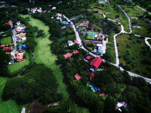 an overhead view of a park with houses and trees at CASA CHU in Xochitepec