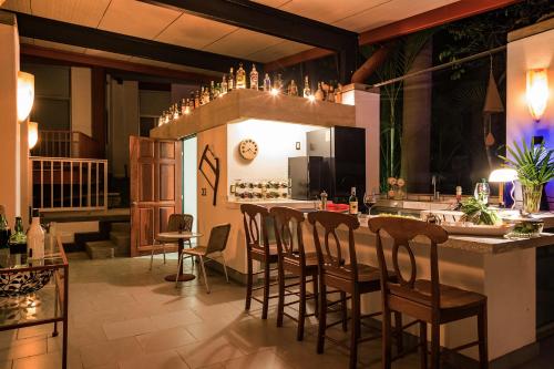 a kitchen with a bar with chairs and a counter at CASA CHU in Xochitepec