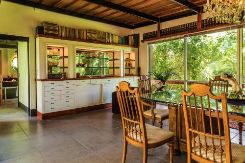 a kitchen with a table and chairs and a window at CASA CHU in Xochitepec