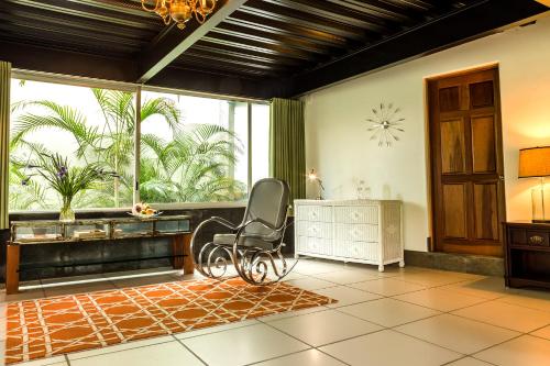 a chair in a room with a large window at CASA CHU in Xochitepec