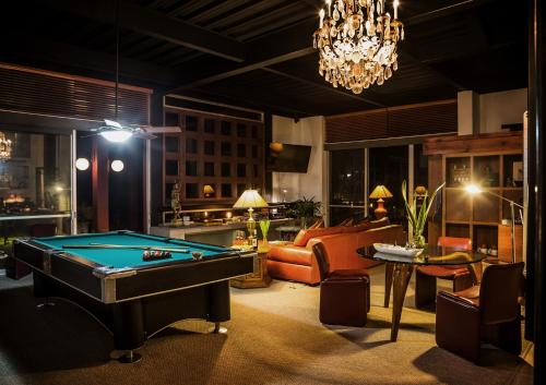a living room with a pool table and a chandelier at CASA CHU in Xochitepec