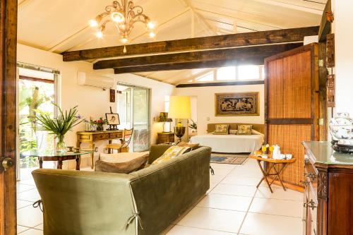 a living room with a couch and a table at CASA CHU in Xochitepec