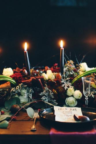 a table with two candles and a plate of food at CASA CHU in Xochitepec