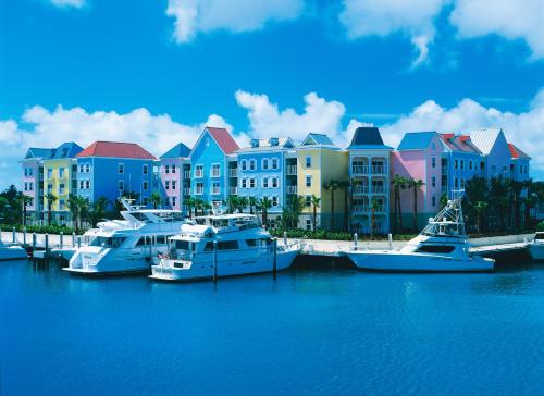un grupo de barcos atracados en un puerto con edificios en Harborside Atlantis, en Nassau