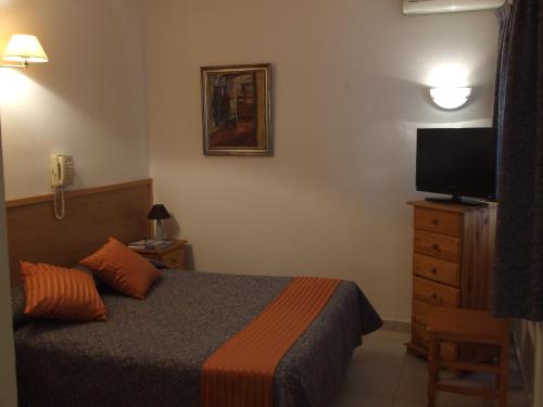 Ένα ή περισσότερα κρεβάτια σε δωμάτιο στο Hotel Montserrat