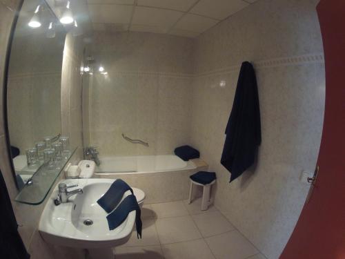 Ένα μπάνιο στο Hotel Montserrat