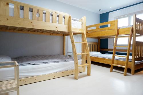 釜山にあるAIRPORT Guesthouseの二段ベッド2組付きの二段ベッド付きの部屋