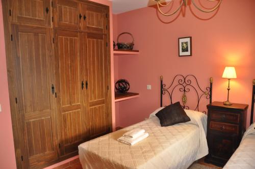 a bedroom with a bed and a large wooden door at Casa Rural El Abuelo Quiko in Chinchón