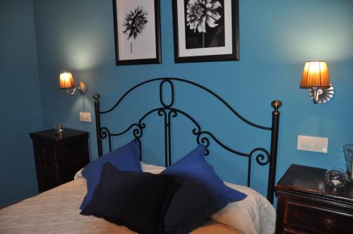 a blue bedroom with a bed with blue walls at Casa Rural El Abuelo Quiko in Chinchón