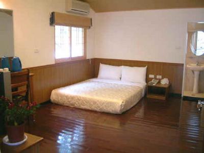 Кровать или кровати в номере Jing Leh Resort Hotel