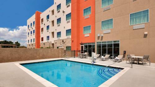 a swimming pool in front of a building at Best Western Executive Residency IH-37 Corpus Christi in Corpus Christi