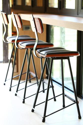 a row of three chairs sitting next to a counter at Montana Hotel Songkhla in Songkhla