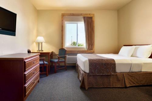 Postel nebo postele na pokoji v ubytování Travelodge by Wyndham Gillette