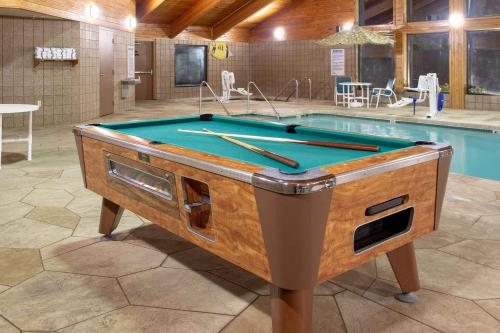 
A pool table at AmericInn by Wyndham Sheboygan
