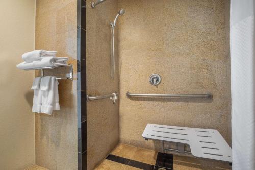 eine Dusche in einem Hotelzimmer mit Glastür in der Unterkunft Baymont by Wyndham Tehachapi in Tehachapi