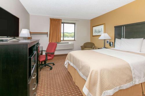 una camera d'albergo con letto e TV di Days Inn by Wyndham Hornell NY a Hornell