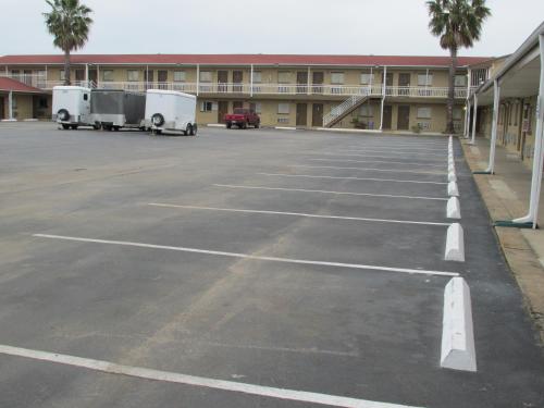 an empty parking lot in front of a hotel at Lufkin Inn in Lufkin