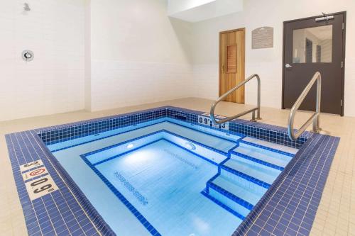 Swimming pool sa o malapit sa Microtel Inn & Suites by Wyndham Fort McMurray