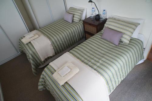 Una cama o camas en una habitación de Riverside B & B