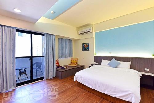 - une chambre avec un lit et une grande fenêtre dans l'établissement Three days and two nights B&B, à Magong