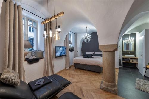 um quarto com uma cama e um sofá num quarto em Passau42 em Passau