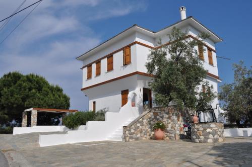 een wit huis met een trap ervoor bij Villa Kim in Achladies