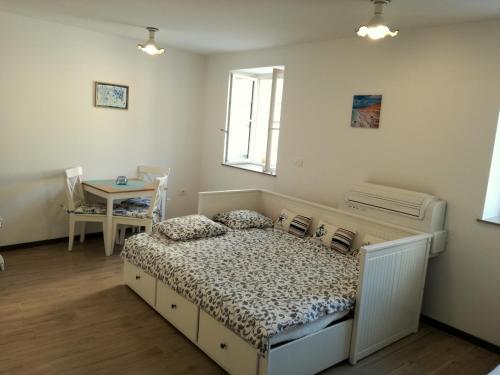 Un dormitorio con una cama y una mesa. en Apartment Lunaja, en Piran