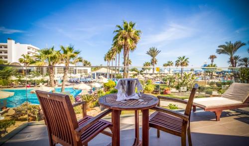 un tavolo con un set per la preparazione del tè in cima a un balcone con vista sul resort di Adams Beach Hotel & Spa a Ayia Napa