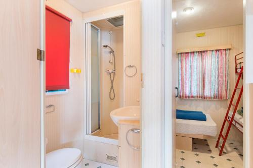 A bathroom at Lakeview Cannobio Camping & Resort