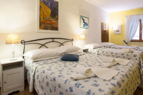 Dos camas con almohadas en un dormitorio. en Guesthouse Bel Duomo, en Florencia