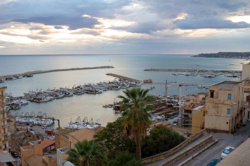 una vista di un porto con barche in acqua di Le Casette di Vita a Sciacca
