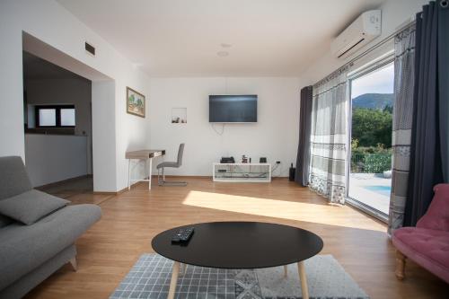 Μια τηλεόραση ή/και κέντρο ψυχαγωγίας στο Villa Zrinka ****