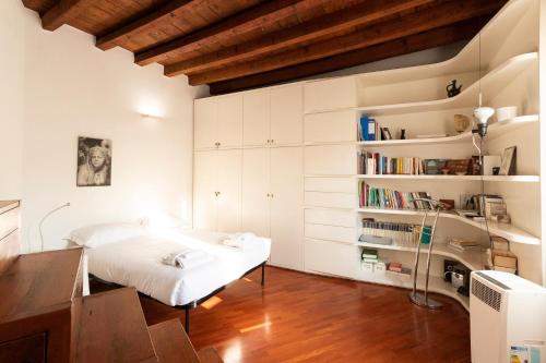 Posteľ alebo postele v izbe v ubytovaní Anfiteatro Apartment in Brera