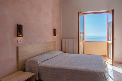 A bed or beds in a room at Hotel Villa Rita