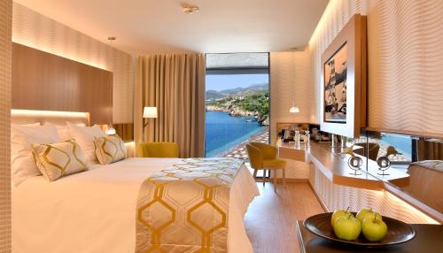 Maestral Resort & Casino tesisinde bir odada yatak veya yataklar