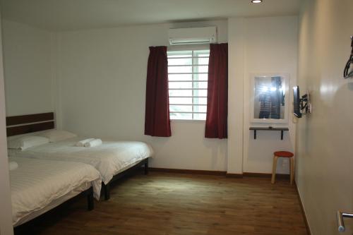Postel nebo postele na pokoji v ubytování Cozy Riverside Hotel