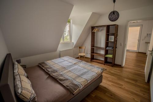 ein Schlafzimmer mit einem Bett im Dachgeschoss in der Unterkunft Talstation Kabine 20 / Innenstadt, 2 Schlafzimmer, Terrasse in Rüdesheim am Rhein