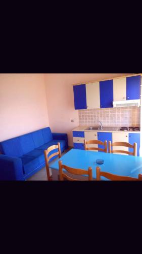 a living room with a blue table and chairs at Eleart in Golem