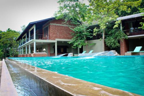 Bazén v ubytování Ehalagala Lake Resort nebo v jeho okolí