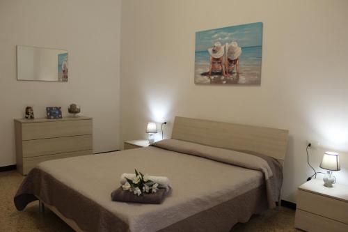 - une chambre avec un lit et une peinture murale dans l'établissement Down Town Cesar, à La Spezia